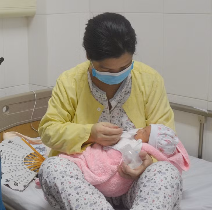  trẻ bú sữa công thức bằng bình thì nguy cơ sặc sữa cao hơn trẻ bú mẹ.