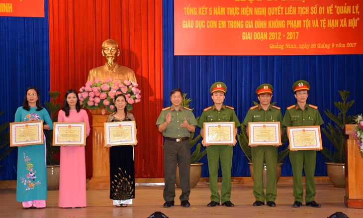 Đại tá Đỗ Văn Lực, Giám đốc Công an tỉnh, trao bằng khen của UBND tỉnh cho các tập thể. 