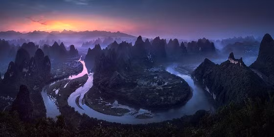 Tác phẩm "Good Morning Damian Shan" của tay máy Jesus M. Garcia đoạt giải cao nhất, đồng thời thắng giải hạng mục Open Award Winner in Nature/Landscape, chụp khung cảnh bình minh trên những ngọn núi, còn bên dưới là tầm nhìn toàn cảnh cho thấy dòng sông Li chảy hiền hòa ở tỉnh Quảng Tây, Trung Quốc.