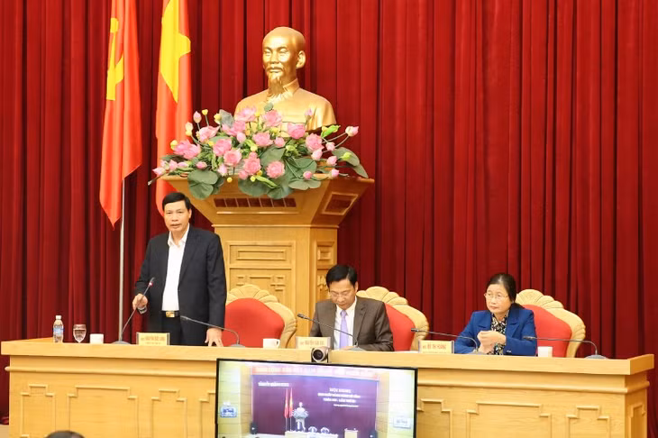 Đồng chí Nguyễn Đức Long, Phó Bí thư Tỉnh ủy, Chủ tịch UBND tỉnh điều hành thảo luận tại Hội nghị. 