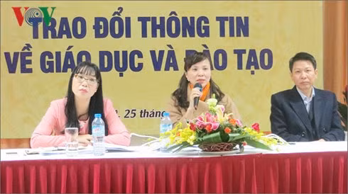 Bà Vũ Thị Lan Anh, Phó Hiệu trưởng ĐH Luật Hà Nội (ngoài cùng bên trái)
