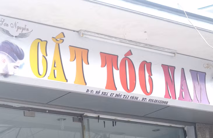 Dù tên đường đã được thay đổi mấy năm nay, nhưng một biển hiệu cửa hàng cắt tóc vẫn dùng tên cũ là “dốc Tài Còng”.