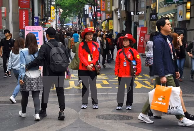 Khách du lịch tại quận mua sắm Myeongdong, Seoul ngày 25/4. (Nguồn: AFP/TTXVN)