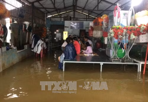 Mọi đồ đạc phải đưa lên cao tại một hộ dân ở xã Quảng Thọ. Ảnh: Hồ Cầu/TTXVN
