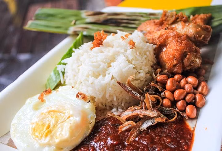  Ăn ở các khu ăn uống. Food court - hình thức ăn uống tập thể, tự bưng bê, trả tiền trước rồi mới lấy đồ ăn có mặt ở hầu hết khu chợ, trung tâm mua sắm, là hình thức thưởng thức ẩm thực phổ biến ở Singapore. Thức ăn ở đây đa dạng với đủ mọi khẩu vị đến từ các nước như Singapore, Malaysia, Ấn Độ, Thái Lan, Việt Nam, Trung Quốc, Nhật...