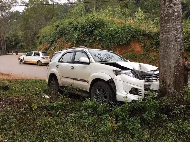 Hai chiếc Fortuner và Matiz đấu đầu nhau.