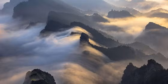 Tác phẩm "Karst Layers" của tác giả Cedar Kraus vào top ảnh đẹp hạng mục Open Nature/Landscapes, cho thấy những khối núi đá vôi xếp tầng ở Trung Quốc.