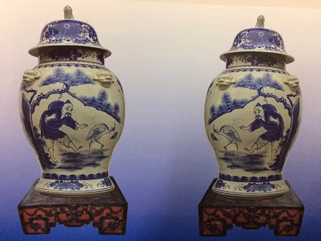 Chóe trai cò tranh đấu, ngư ông đắc lợi.