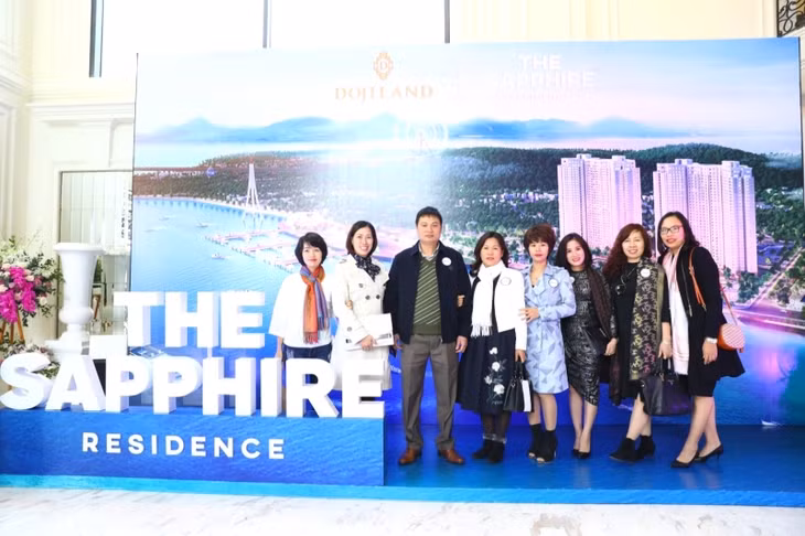 Khách hàng chụp hình lưu niệm với dự án The Sapphire Residence Hạ Long