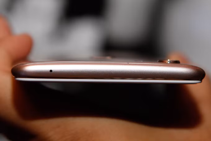 Dung lượng pin giảm xuống còn 3.000 mAh nhưng nhờ màn hình 5,7 inch cùng độ phân giải chỉ ở mức HD+ nên cho thời lượng sử dụng tốt hơn cả những model có pin trên 3.000 mAh. Dù vậy máy vẫn sử dụng cồng microUSB và chưa được trang bị sạc nhanh.