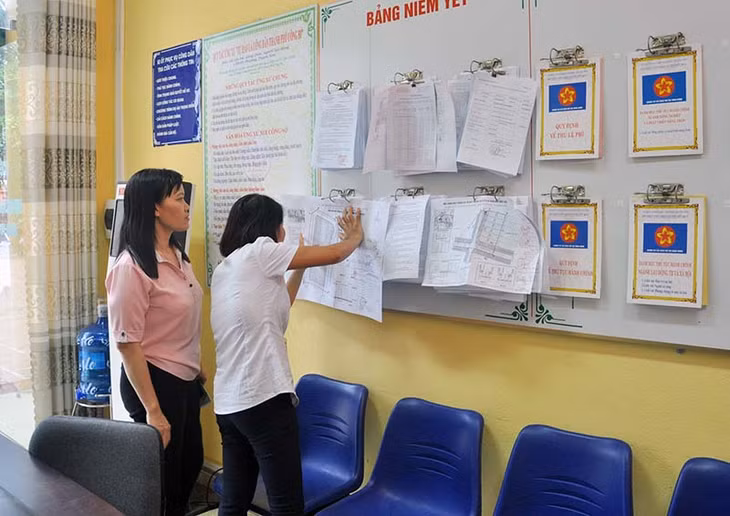 Người dân tham khảo các thủ tục hành chính, các thông tin được công khai tại UBND phường Thanh Sơn, Uông Bí