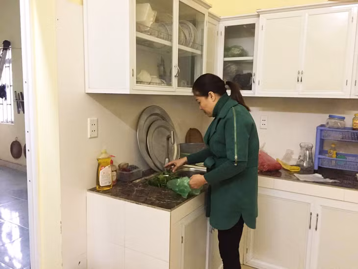 2 năm nay gia đình bà Trần Thị Hường phải sử dụng nhờ nước giếng khoan của nhà hàng xóm vì nước giếng khoan của gia đình bị hôi thối