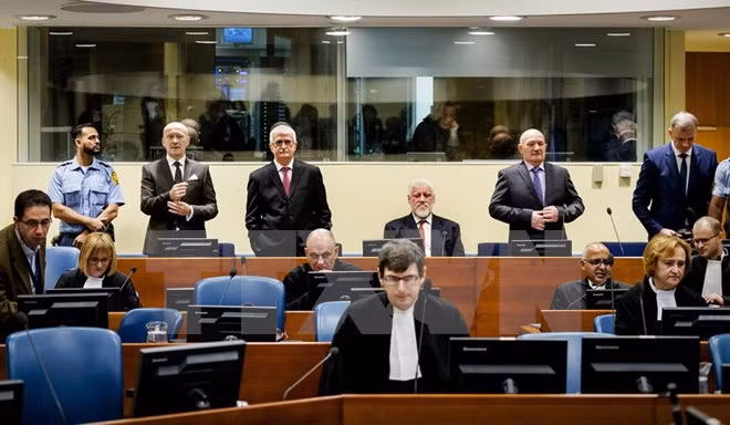 Bị cáo Slobodan Praljak (thứ tư, trái, phía xa) tại phiên tòa ở La Hay ngày 29/11. (Nguồn: AFP/TTXVN)
