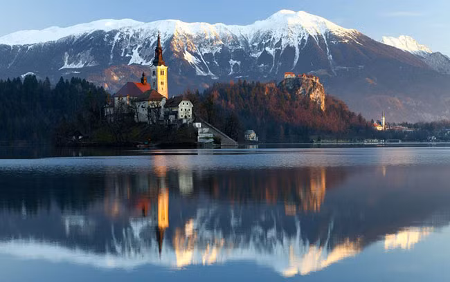 Hồ Bled, Slovenia: Không có hình ảnh đẹp hơn hồ Bled ở vùng Alpine Upper Carniolan của Slovenia. Bạn có thể đi bộ quanh toàn bộ hồ trong vòng một giờ để ngắm cảnh và có cơ hội để chụp ảnh Nhà thờ Assumption trên Đảo Bled, với những ngọn núi phủ đầy tuyết phủ lánh lánh phía sau, một phong cảnh cực kỳ ngoạn mục.
