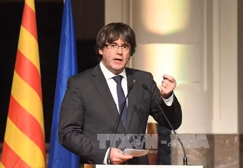Thủ hiến bị phế truất vùng Catalonia Carles Puigdemont tại Brussels (Bỉ) ngày 7/11. Ảnh: AFP/TTXVN