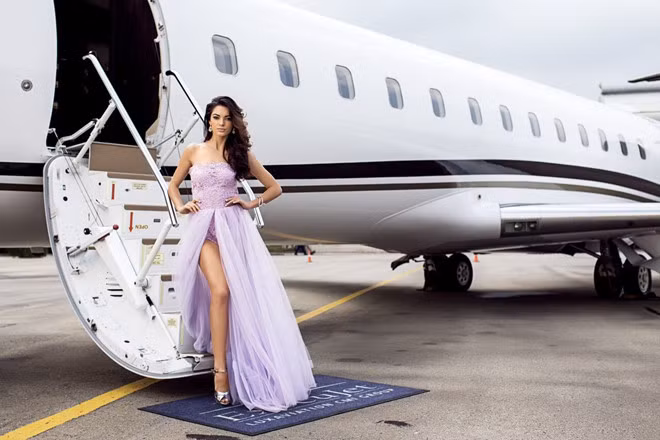  Demi-Leigh trong loạt ảnh quảng cáo cho một hãng máy bay. Nhan sắc của cô phù hợp với những thương hiệu lớn và sang trọng.