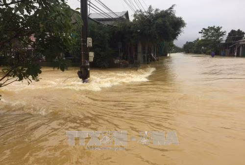 Mưa lũ khiến nhiều tuyến đường bị ngập lụt nặng ở xã Quảng Thọ, huyện Quảng Điền. Ảnh: Hồ Cầu/TTXVN