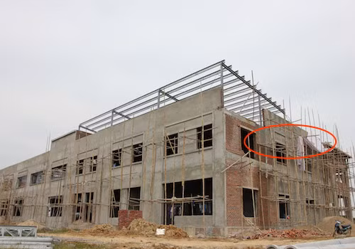 Công trình xảy ra tai nạn, địa điểm khoanh đỏ được xác định là nơi xảy ra sự cố. Ảnh: Ảnh Thư.