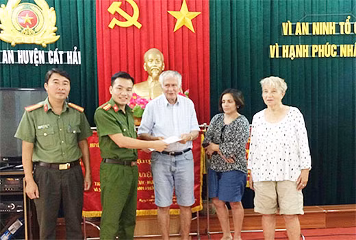 Gia đình ông Werner Gunter Doblies cám ơn Công an huyện Cát Hải (Hải Phòng)