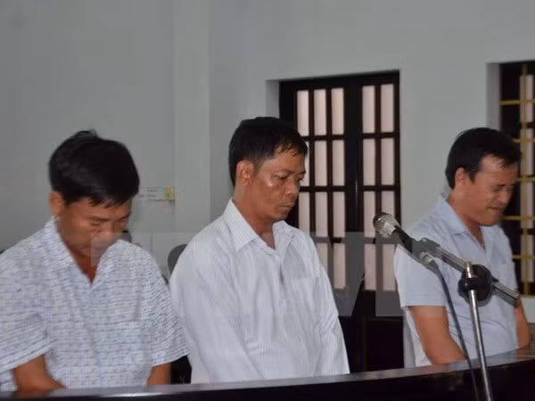 Các bị cáo trước vành móng ngựa (bị cáo Trọng đứng giữa). (Ảnh: Ngọc Minh/TTXVN)