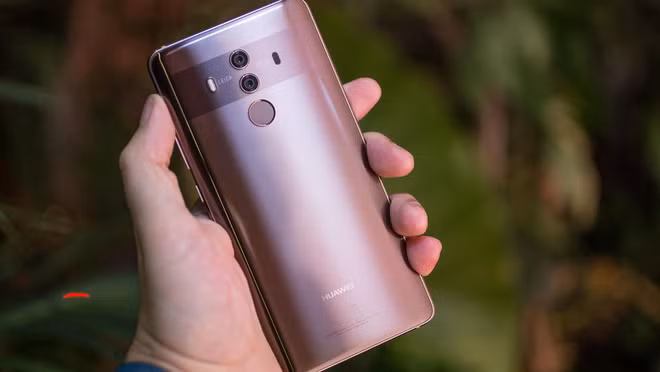 Dải kim loại mài ngang bao trọn phần camera.