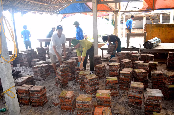 Các CCB Minh Châu giúp đỡ một gia đình hội viên tháo dỡ nhà hàng ngoài bãi biển, trả lại môi trường sạch cho bãi biển Minh Châu