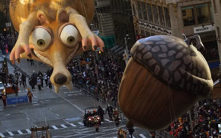 Tham gia diễu hành Lễ Tạ ơn Macy’s năm nay, Scrat, chú sóc nổi tiếng trong bộ phim Kỷ băng hà (Ice Age) vẫn mải mê đuổi theo món hạt dẻ yêu thích.