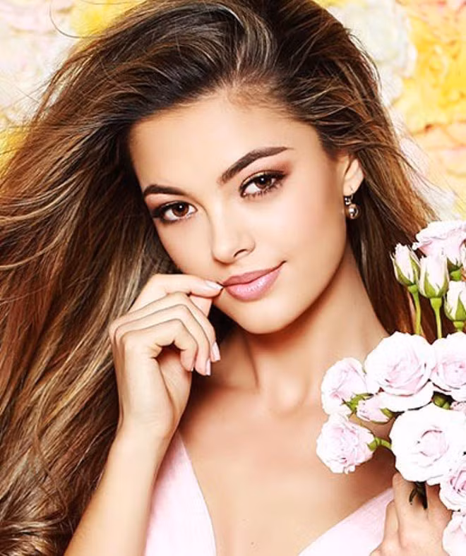  Khác với vẻ nóng bỏng khi làm mẫu, Demi-Leigh dịu dàng trong loạt ảnh chụp với hoa của các thí sinh Hoa hậu Hoàn vũ năm nay.