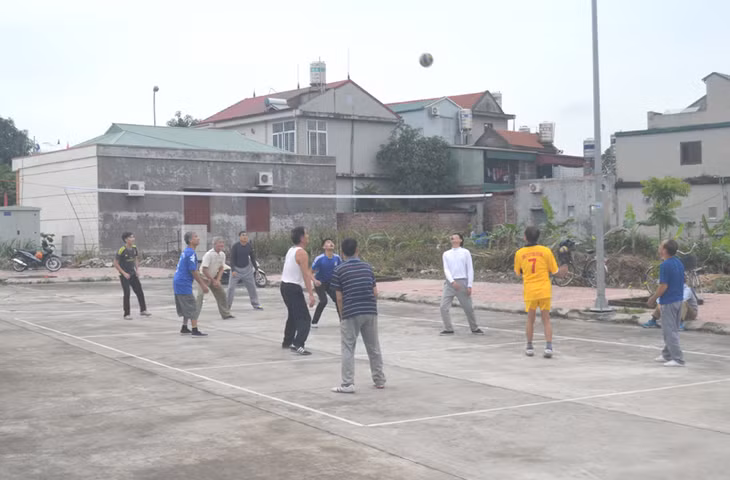 Từ sự vào cuộc của người dân, các khoảng trống trong khu dân cư sát Nhà văn hóa khu Hòn Một, phường Cẩm Bình được tận dụng là nơi hoạt động thể thao vào các buổi chiều