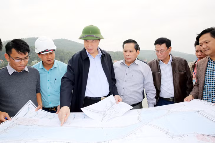 Chủ tịch UBND tỉnh Nguyễn Đức Long xem bản đồ thiết kế