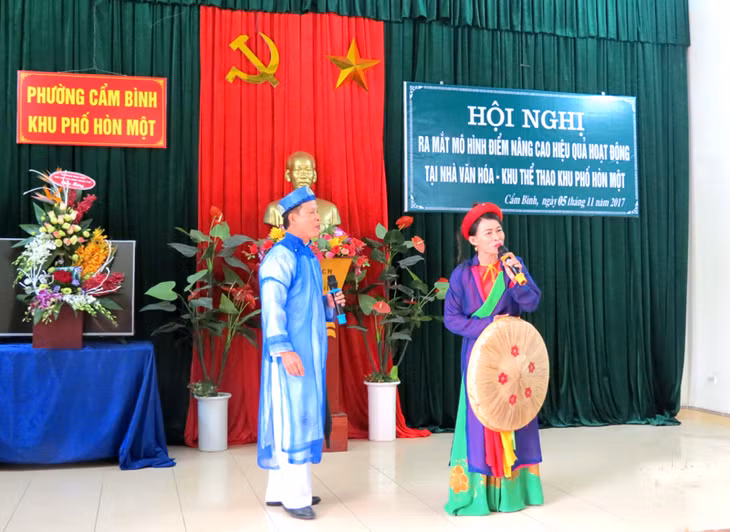 Chương trình văn nghệ của Đội văn nghệ khu phố, trong buổi ra mắt nâng cao hiệu quả hoạt động của nhà văn hóa-Khu thể thao của khu phố