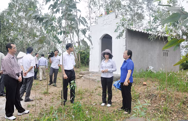 Các đồng chí lãnh đạo tỉnh, thị xã thăm di tích lăng Tư Phúc năm 2012, khi nơi đây 