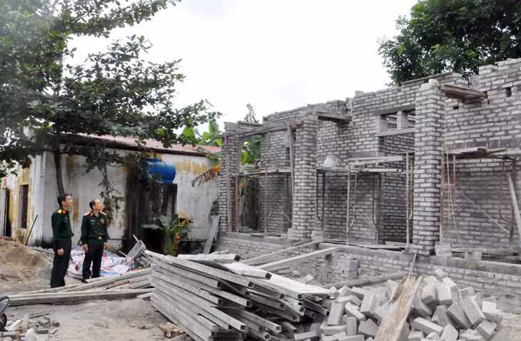 Nhà trường đang triển khai xây dựng nhà kho vũ khí của đơn vị. 
