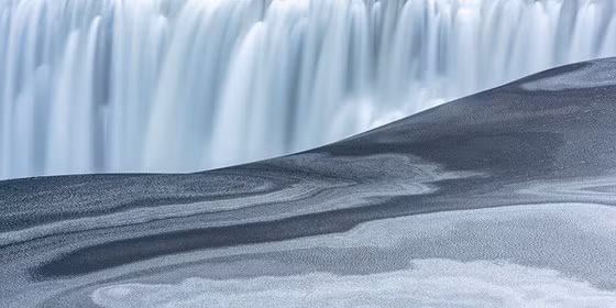 Tác phẩm "Water and Ash" của tác giả Dustin Lefevre vào top ảnh đẹp hạng mục Amateur Nature/Landscapes, chụp khung cảnh hòa quyện của nước và tro bụi ở Dettifoss, Iceland.