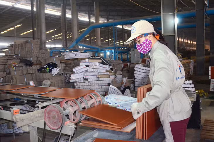 Tạo thuận lợi cho doanh nghiệp sản xuất là giải pháp tăng thu cho ngân sách. Ảnh: Sản xuất gạch tại