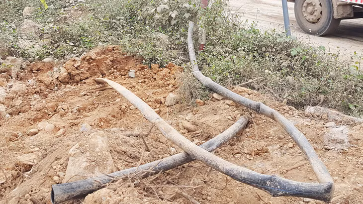 Có đoạn nằm chỏng chơ bên vệ đường