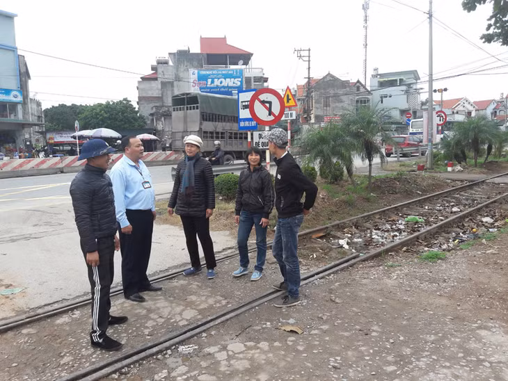 Cán bộ UBND phường Đại Yên tuyên truyền Luật giao thông cho người dân 