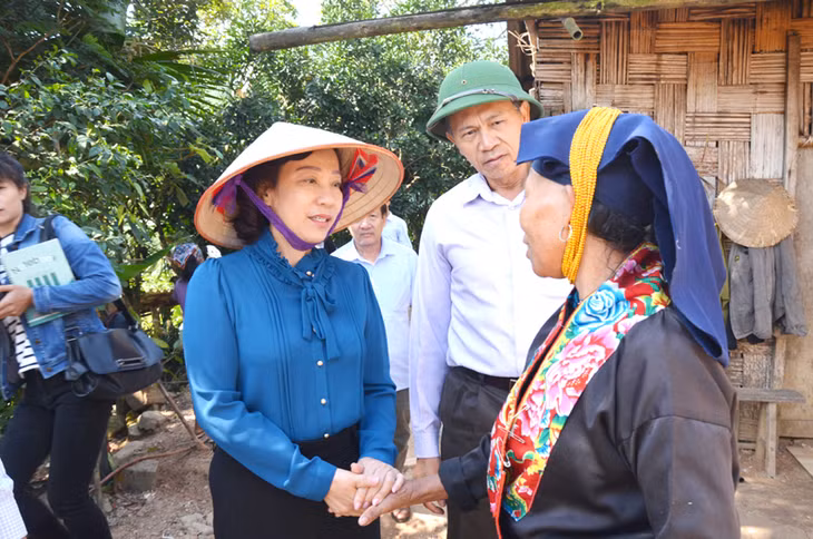 Đồng chí Vũ Thị Thu Thủy, Phó Chủ tịch UBND tỉnh thăm hỏi người dân về việc triển khai Đề án 196 tại thôn Khe Phương, xã Kỳ Thượng, Hoành Bồ