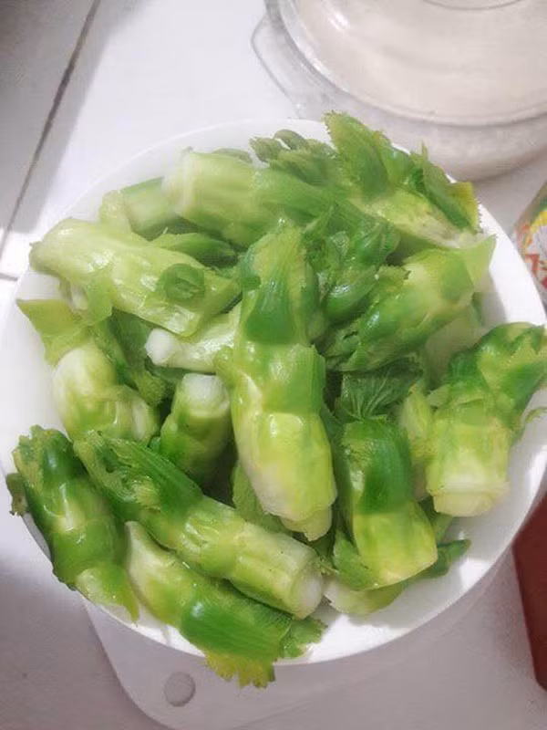 Món mầm đá này dù có giá đắt ngang với thịt nhưng vẫn được dân Hà thành chuộng mua