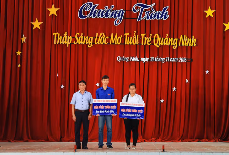 Công ty TNHH MTV Xổ số Kiến thiết Quảng Ninh trao học bổng đỡ đầu thường xuyên cho 2 sinh viên tại chương trình 