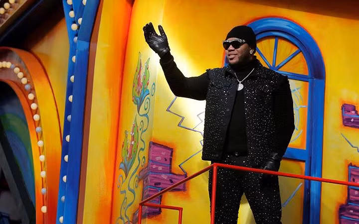 Đặc biệt, ca sỹ đình đám Flo Rida cũng góp mặt vào lễ diễu hành này.