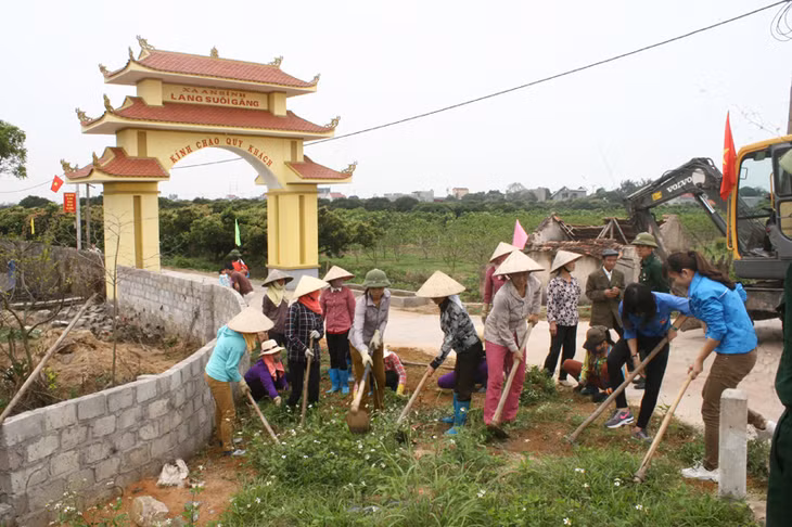Người dân thôn Suối Găng, xã An Sinh, TX Đông Triều ra quân vệ sinh môi trường, làm sạch đường làng, ngõ xóm. (Ảnh: Nguyễn Trung Dũng, Văn phòng điều phối NTM TX Đông Triều)