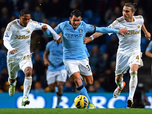 Một khoảnh khắc lóe sáng của Tevez là đủ để Man City quyết định thắng lợi. Ảnh: AFP.
