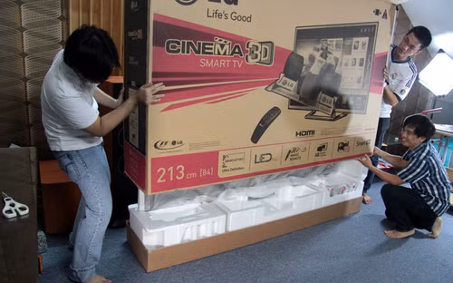 Hình ảnh mở hộp chiếc HDTV 3D LED 84 inch của LG tại TP HCM. Ảnh: HDVN.