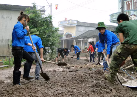 Đoàn thanh niên huyện Hải Hà làm đường giúp bà con thôn 3, xã Tiến Tới (Hải Hà) làm đường. Ảnh: Công Thành