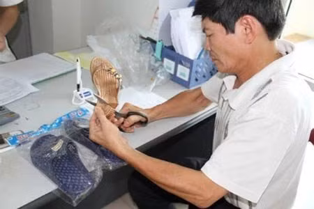 Tiến hành xét nghiệm các mẫu dép được cho rằng có xuất xứ từ Trung Quốc. 