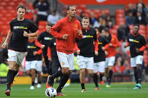 Ferdinand (áo đỏ) không chịu mặc áo của Kick It Out như các đồng đội.