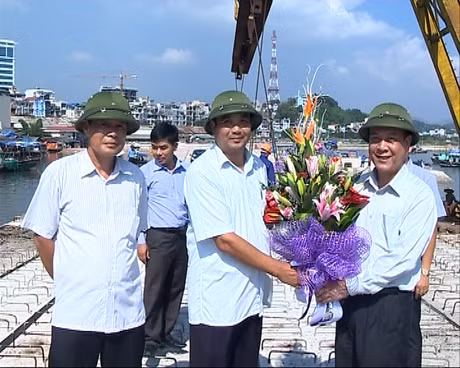 Phó Chủ tịch UBND tỉnh Đỗ Thông tặng hoa chúc mừng Ban quản lý dự án và đơn vị thi công.