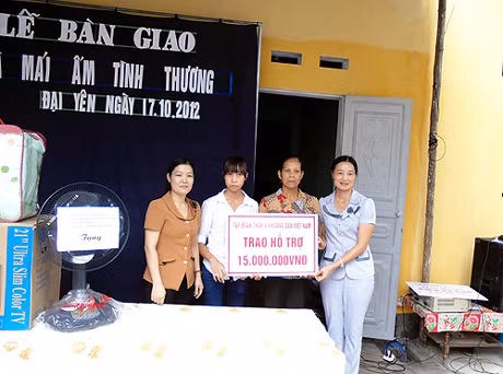 Hội LHPN TP Hạ Long trao nhà “Mái ấm tình thương” cho gia đình hội viên Trần Thị Hà, có hoàn cảnh khó khăn, ở tổ 4, khu 2, phường Đại Yên (TP Hạ Long).