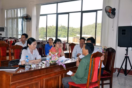 Cử tri huyện đảo Cô Tô phản ánh tâm tư, nguyện vọng với đồng chí Đỗ Thị Hoàng, Phó Bí thư Thường trực Tỉnh uỷ, Trưởng Đoàn ĐBQH tỉnh (ngoài cùng, bên trái) tại buổi tiếp xúc, tháng 6-2012.